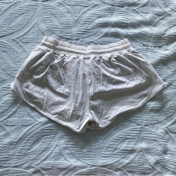 White Lululemon Hotty Hot Low-Rise Lined Short 2.5" - Picture 1 of 4